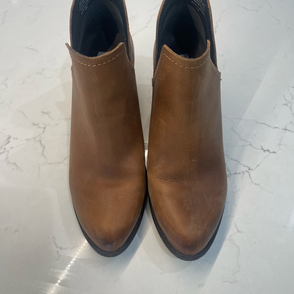 Steve Madden Brown Ankle Booties with V-Cut Design - Picture 2 of 7